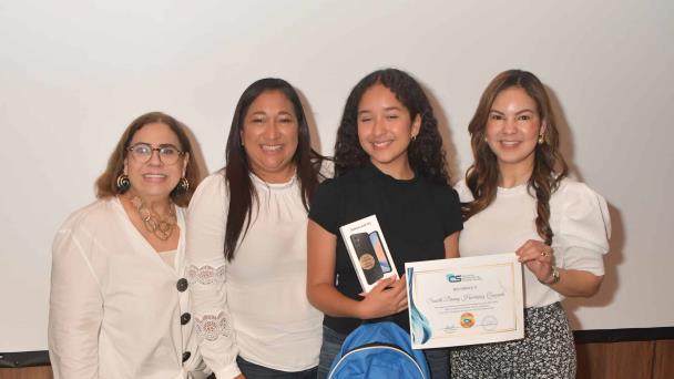 Cronistas sociales reconocen la excelencia estudiantil y estudiantes meritorios