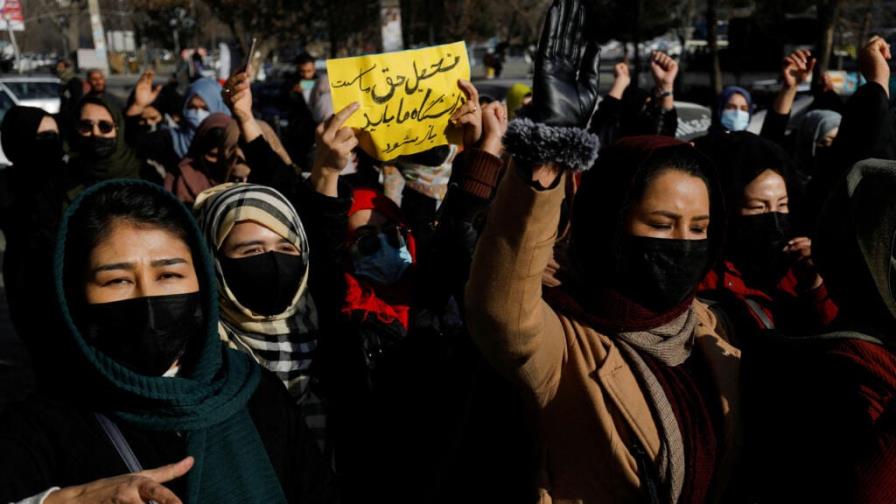 La "cruel" prohibición de los talibanes a las mujeres de acceder al parque nacional de Band-e-Amir