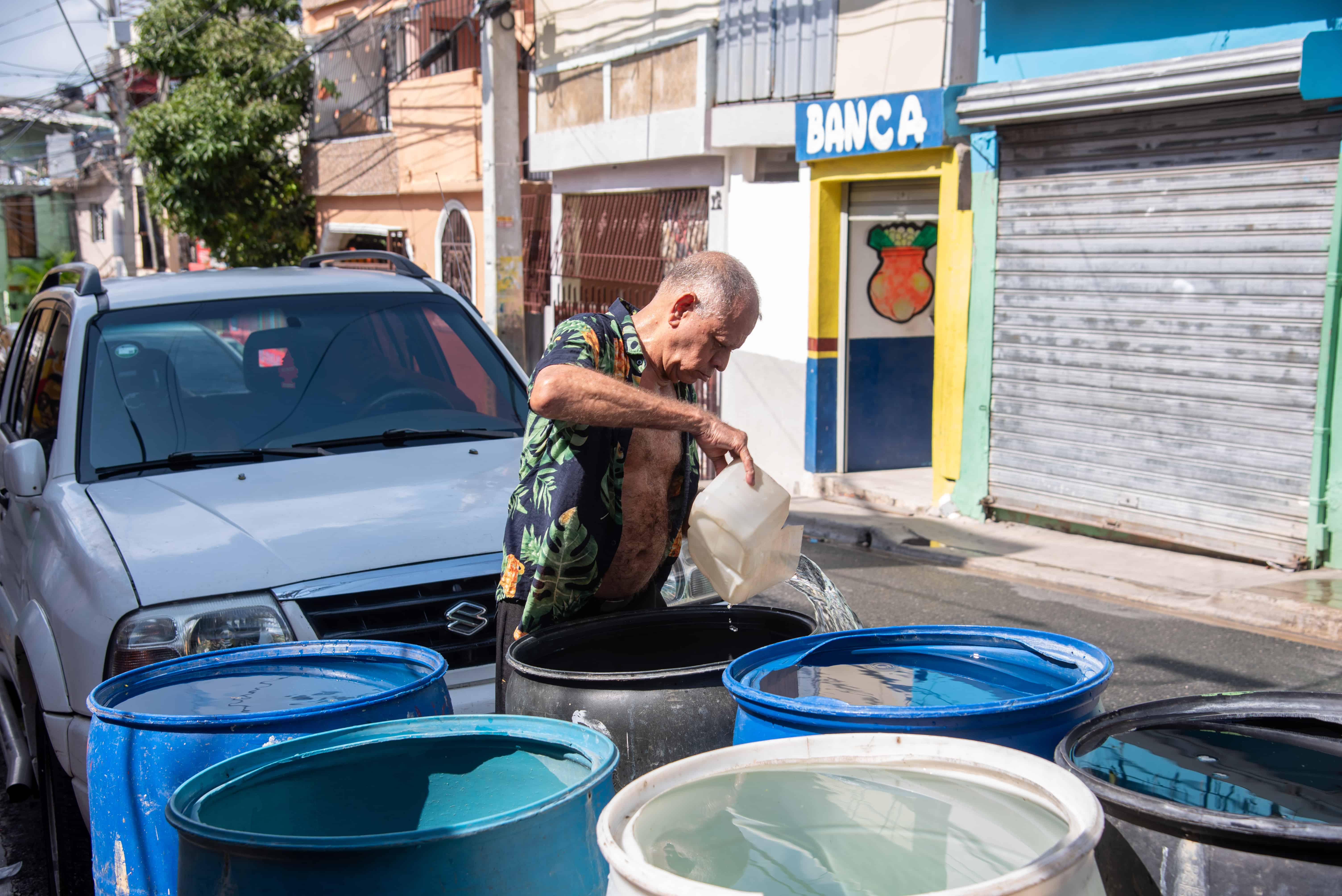 U  camión cisterna distribuyó agua en la calle Antonio Alvarez