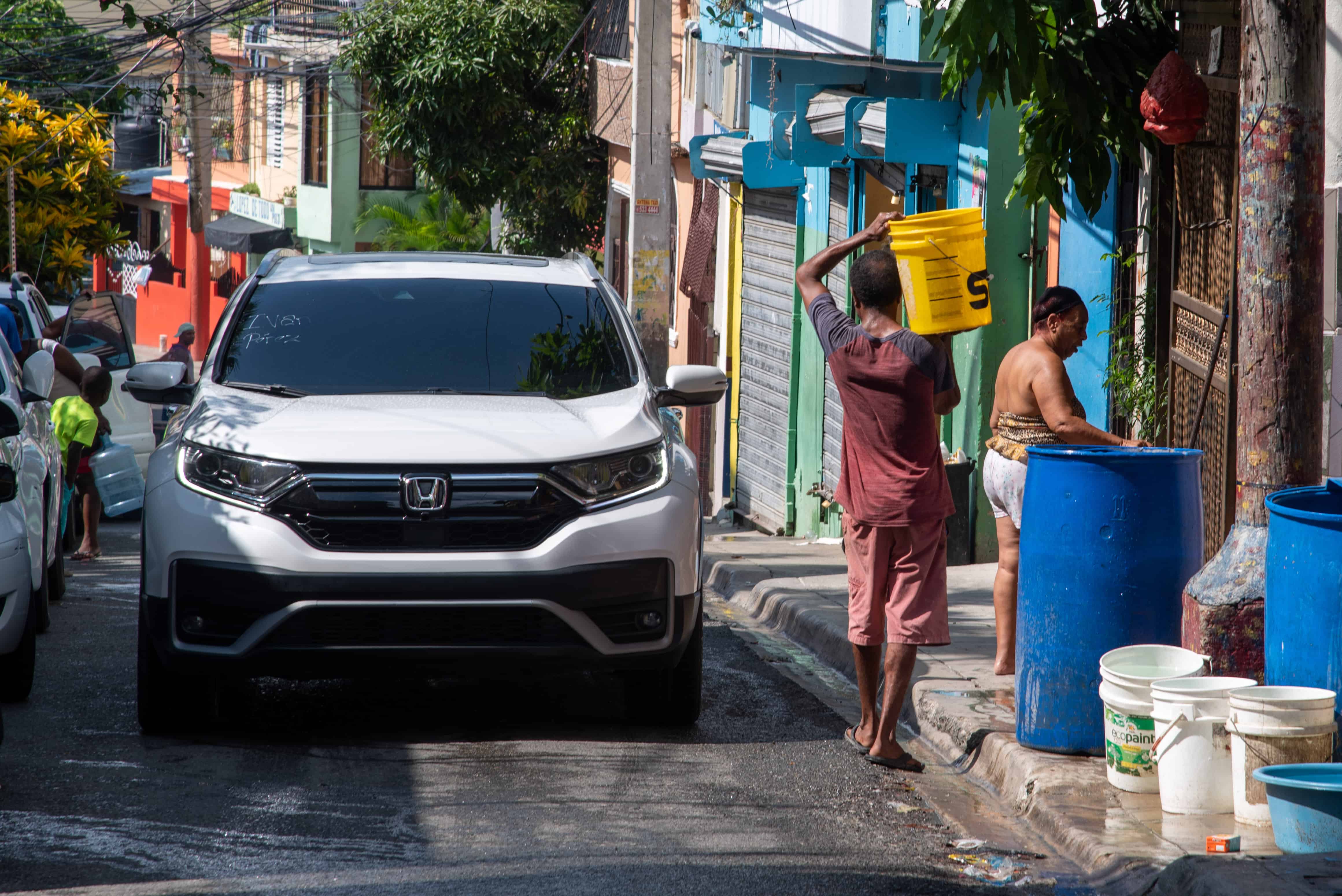 Algunas personas tienen cisterna, pero la mayoría solo tanques 