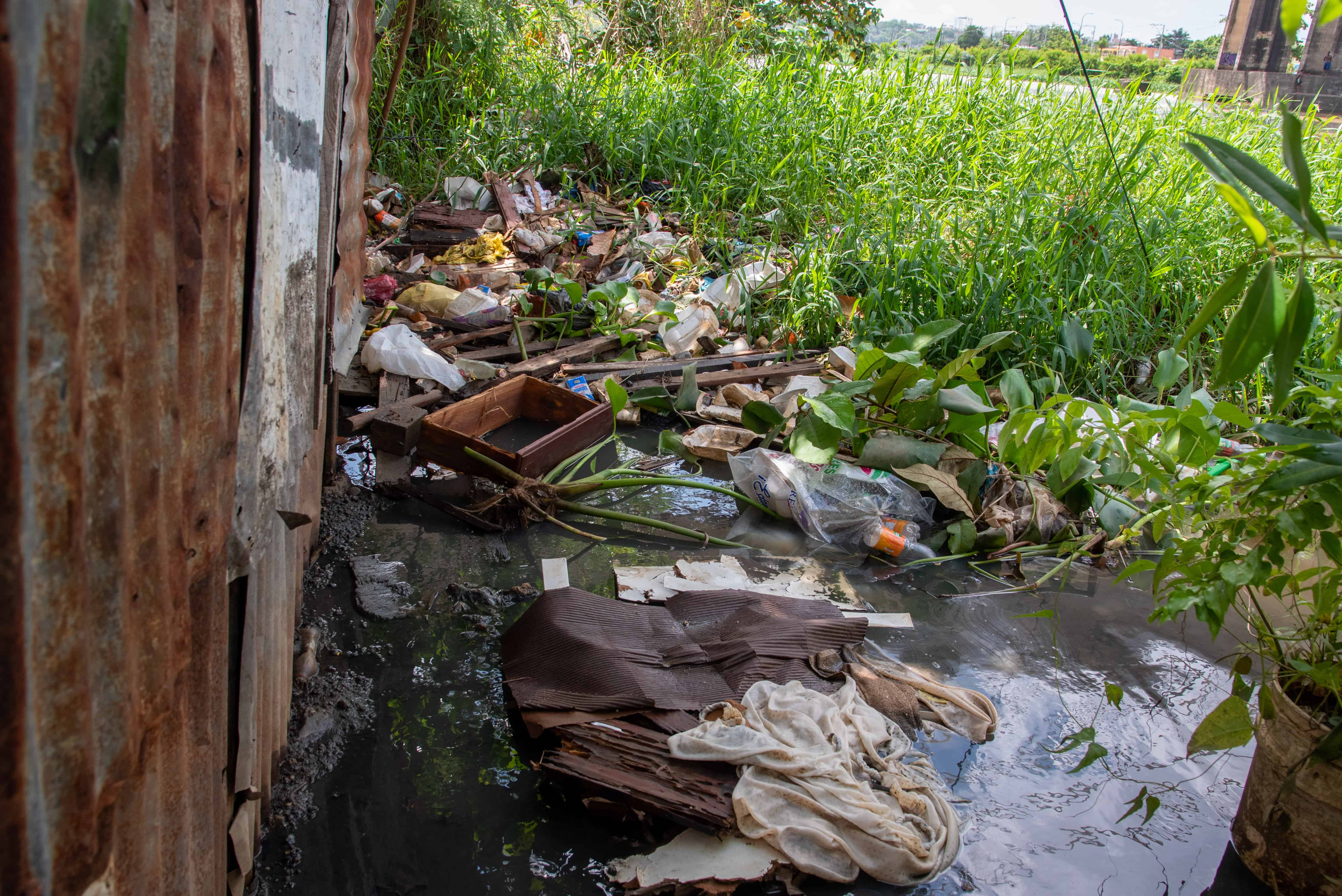 Muchas de las casas están dentro del río en Ribera del Ozama.