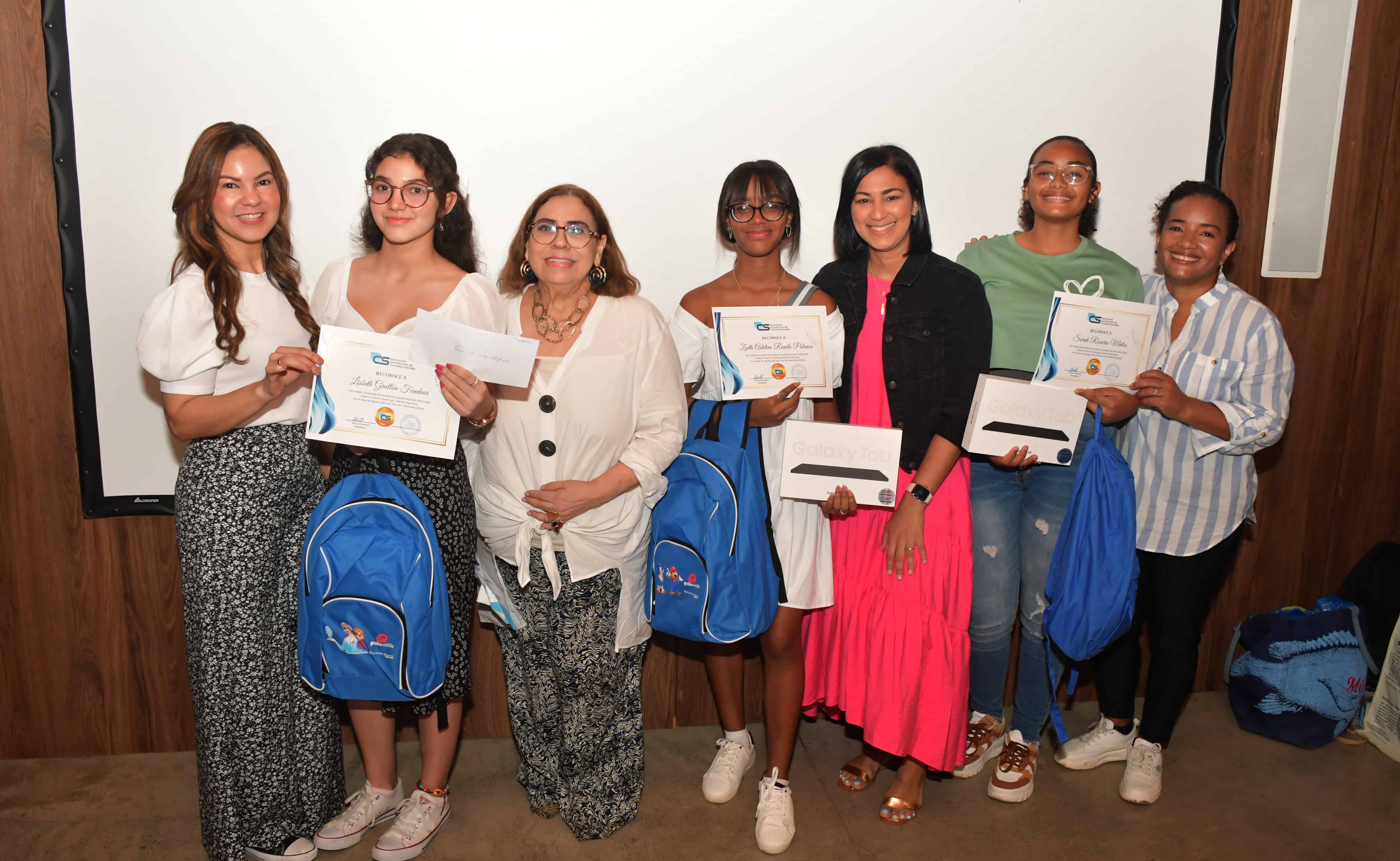 Reciben los premios de excelencia estudiantil, Elizabeth Fondeur, Lizbeth Grullón Fondeur, Mirna Pimentel, Zoeth Ravelo Planco, Johanny Polanco, Sarah Rosario Matos y  María Isabel Matos.