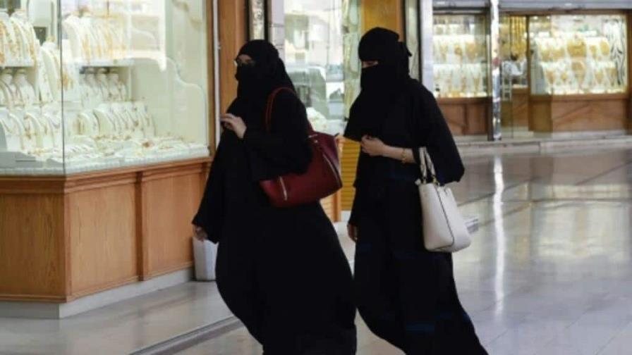 Francia prohíbe en las escuelas la abaya, túnica usada por musulmanas