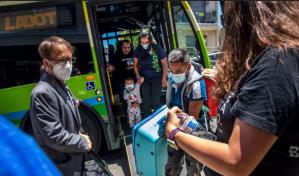 M&aacute;s de la mitad de los inmigrantes de autob&uacute;s enviado por Texas a Los &Aacute;ngeles eran ni&ntilde;os