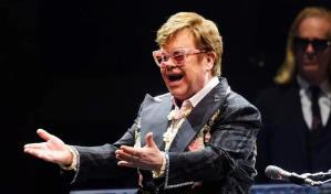 Elton John regresa a su hogar tras noche en el hospital