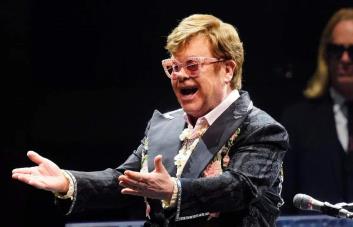 Elton John regresa a su hogar tras noche en el hospital Elton John regresa a su hogar tras noche en el hospital