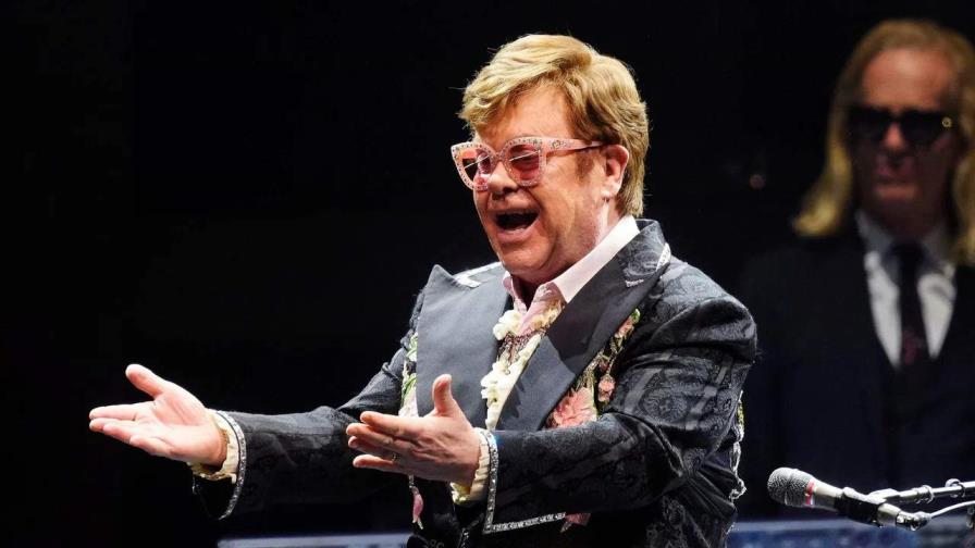 Elton John regresa a su hogar tras noche en el hospital