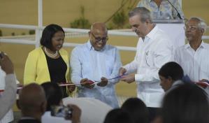 Abinader inaugura el último año escolar de su gestión con cambios en libros, uniformes y curriculum