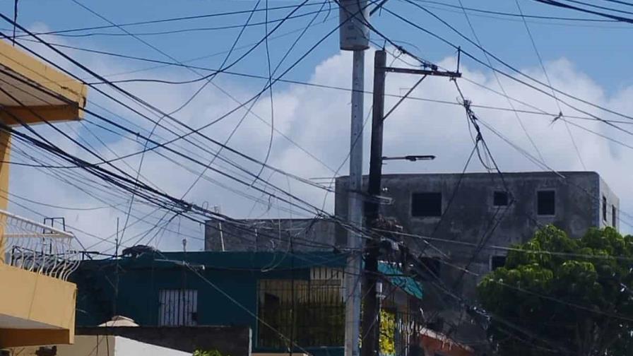 Vecinos denuncian avería eléctrica de una semana en calle Diego Velásquez de Capotillo