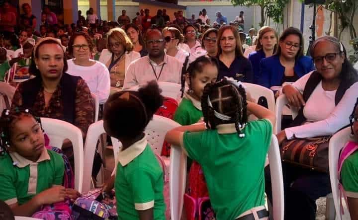 Estudiantes del centro educativo Hermanos Paquito