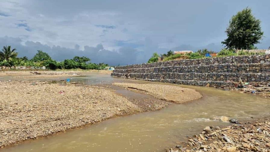 Ministerio de Obras Públicas construye muros de gaviones en Higüey para evitar inundaciones