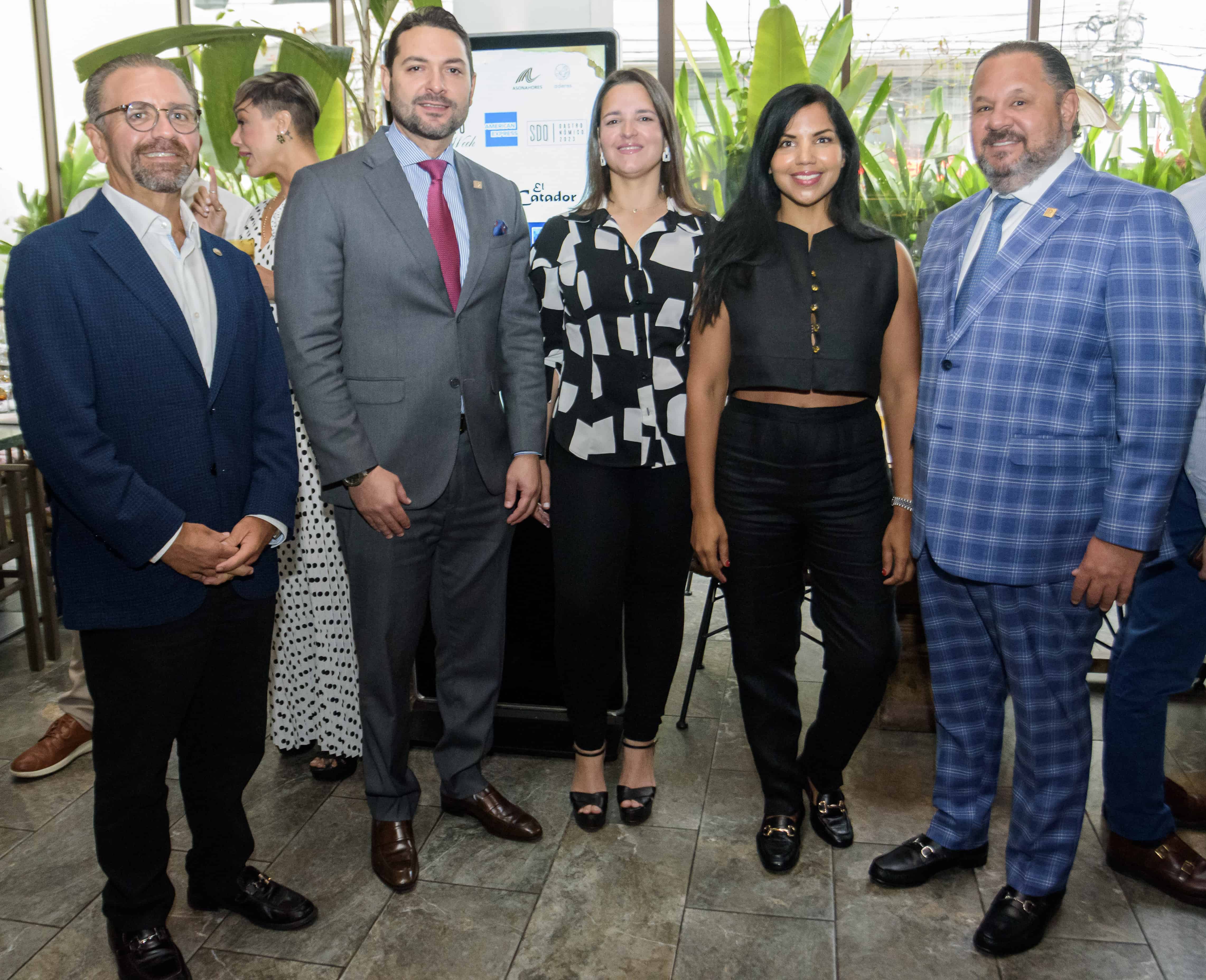 Filipo Ciccone, Alan Hatkoff, Gisselle Camilo, Chef Tita y Henry Fuentes. 