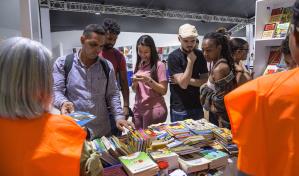 La Feria del Libro 2023 transcurrió movida, entusiasta y con buenos precios este lunes