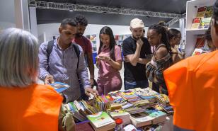 La Feria del Libro 2023 transcurrió movida, entusiasta y con buenos precios este lunes