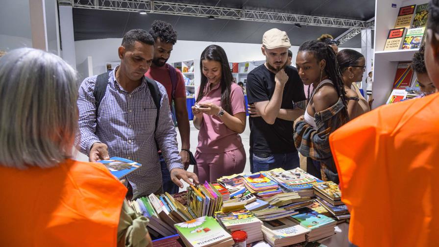 La Feria del Libro 2023 transcurrió movida, entusiasta y con buenos precios este lunes