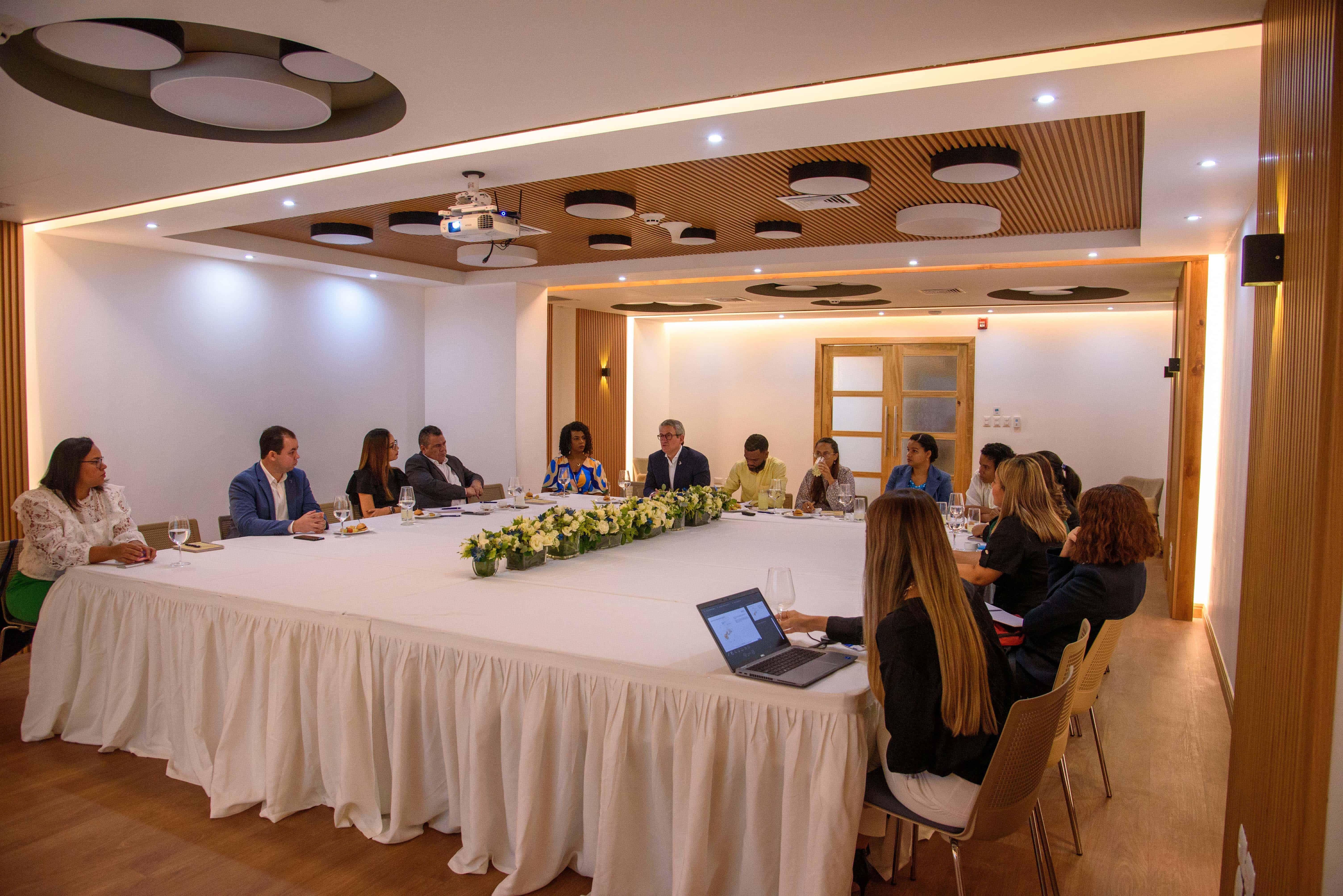 Encuentro con medios de comunicación organizado por Seguros Sura para hablar sobre los riesgos y oportunidades del seguro de viviendas en República Dominicana.