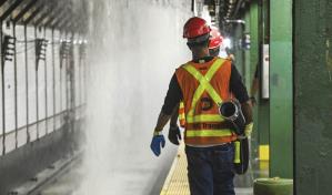 Tubería de 127 años explota bajo Times Square e inunda la estación del metro y calles de Nueva York