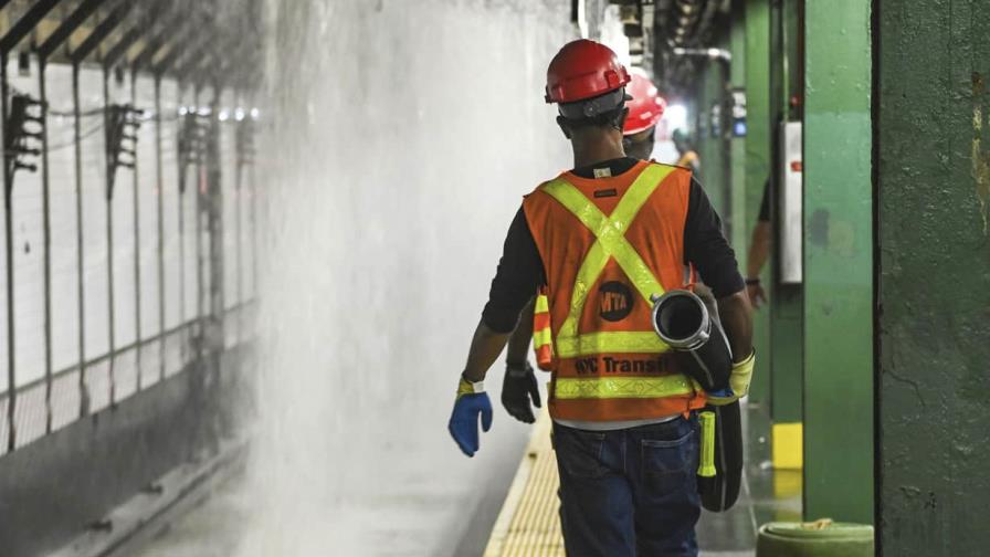 Tubería de 127 años explota bajo Times Square e inunda la estación del metro y calles de Nueva York