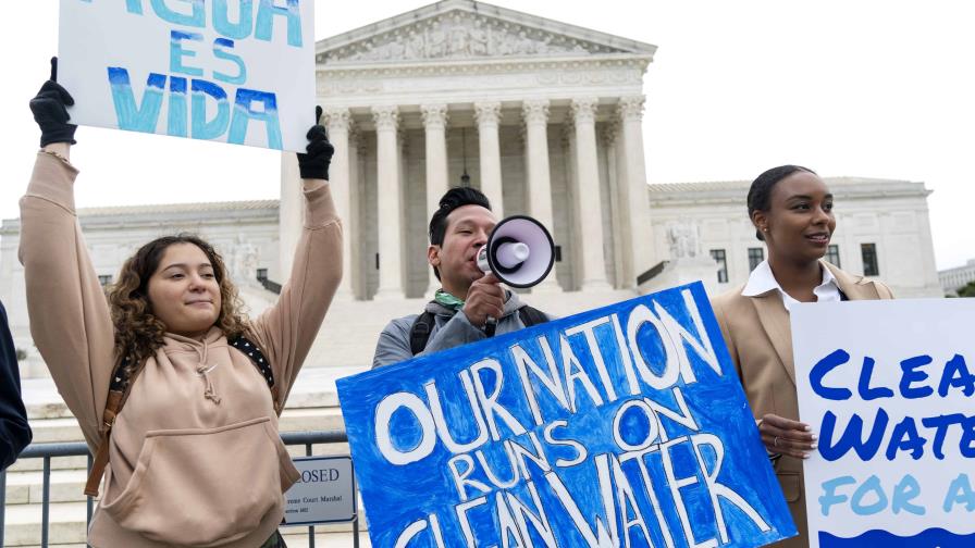 Gobierno de EE.UU. debilita protecciones al agua, diciendo que fallo de Corte no le dejó otra opción