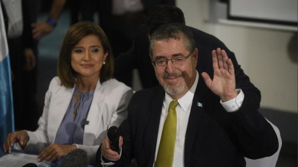Tribunal Electoral de Guatemala proclama presidente electo a Bernardo Arévalo, poco después de que suspendiera a su partido