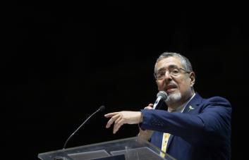 Suspenden el partido del electo presidente de Guatemala
