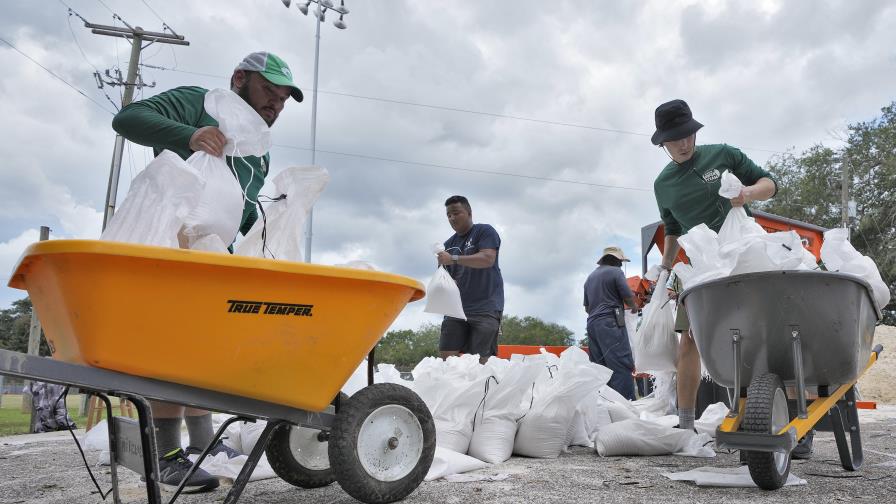 Idalia se convierte en huracán y amenaza Florida con peligrosas marejadas