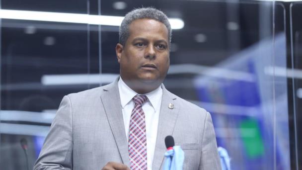 Diputado se enoja por vinculación con caso Falcón