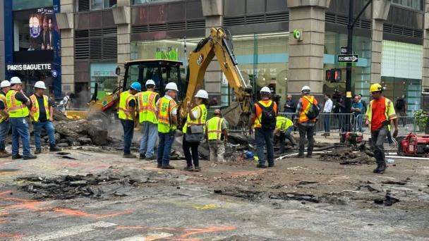 La rotura de una tubería de agua en Nueva York inunda las calles y metro de Times Square