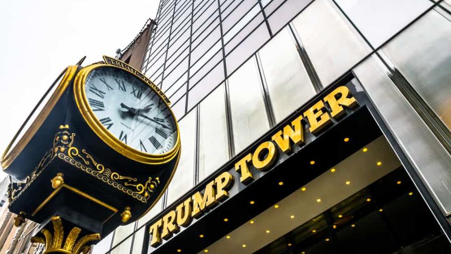 Trump tiene un reloj en la Quinta Avenida de Nueva York por el que lleva sin pagar años