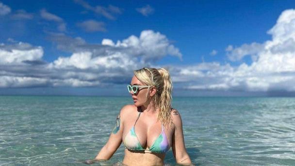 Amputan pierna a la modelo Jennifer Barlow tras infectarse con una bacteria come carne durante sus vacaciones