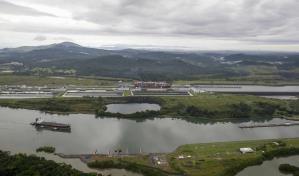 El canal de Panamá gestiona su peor crisis al operar con menos agua