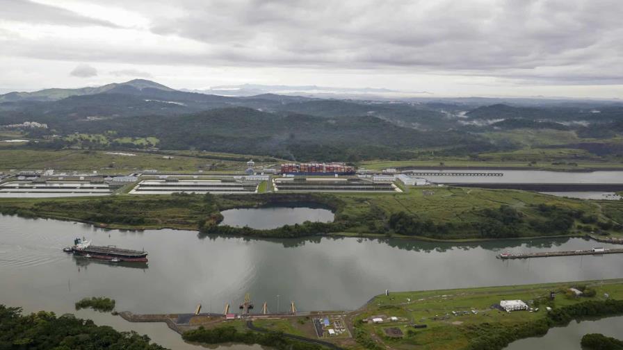 El canal de Panamá gestiona su peor crisis al operar con menos agua
