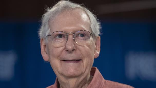 El senador republicano Mitch McConnell sufre otro caso de parálisis breve ante la prensa