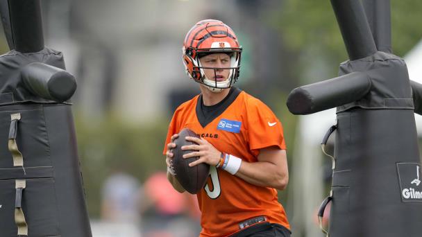 Burrow vuelve a entrenar con Bengals un mes después de lesionarse