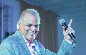 Carlos Alfredo regresa con su concierto en Chao Café