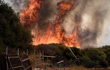 El mayor incendio en la historia de la UE sigue activo por 12mo día en Grecia