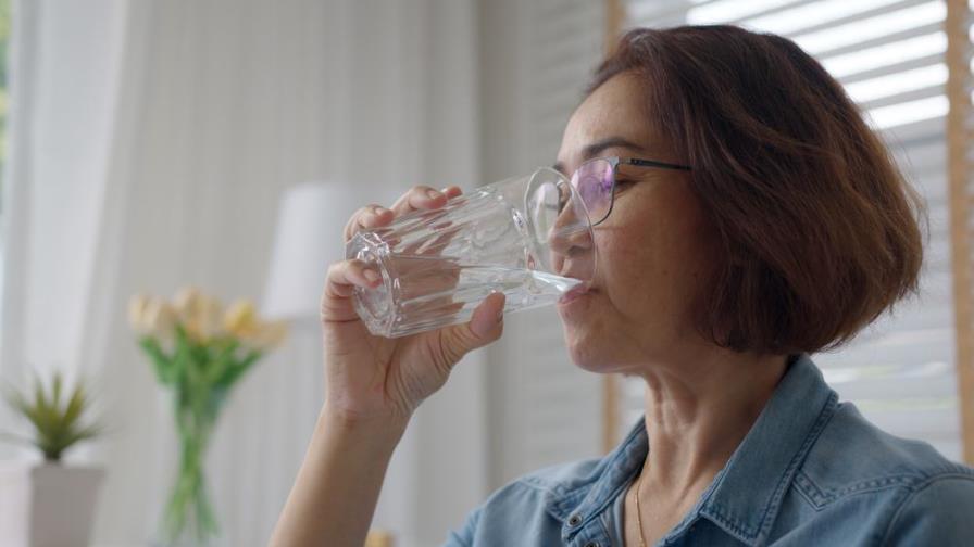 ¿Debería tomar agua alcalina?