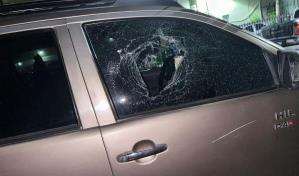 Rompen cristal y roban en vehículo de aspirante a alcalde de FP mientras estaba en Gascue