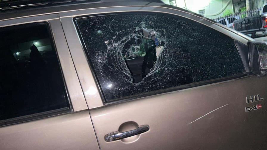 Rompen cristal y roban en vehículo de aspirante a alcalde de FP mientras estaba en Gascue