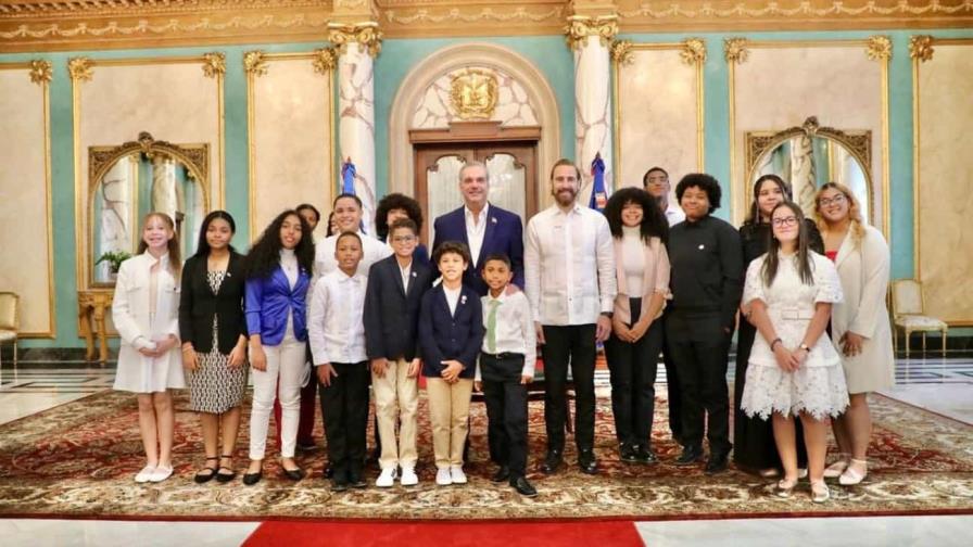 Abinader recibe en el Palacio Nacional a estudiantes meritorios, hijos de dominicanos en el exterior