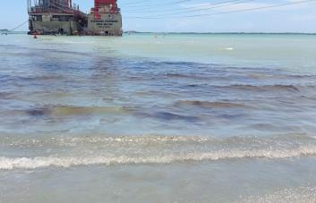 Medio Ambiente investiga derrame en playa Los Negros de Azua