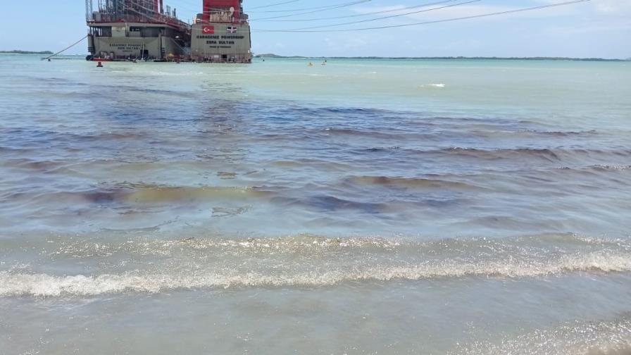 Medio Ambiente investiga derrame en playa Los Negros de Azua