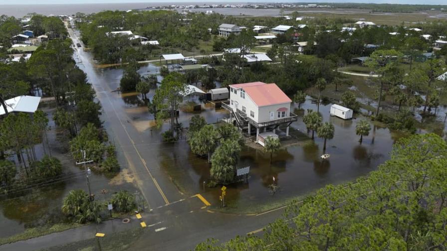 Calles inundadas y cortes de energía: Florida enfrenta las secuelas de Idalia