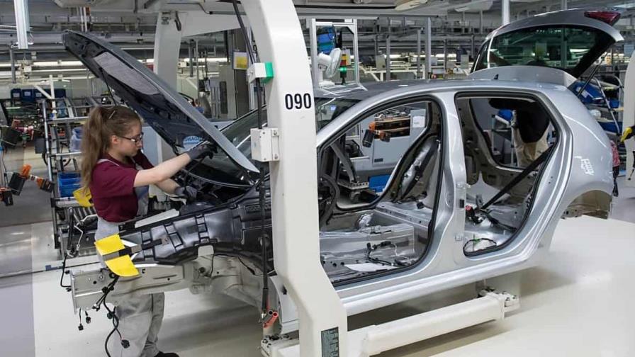 Biden ofrece a las fábricas 15,500 millones de dólares para adaptarse a los autos eléctricos