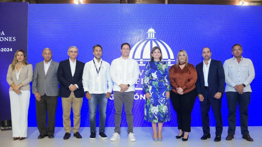 Raquel Peña y Carlos Bonilla juramentan la primera promoción de supervisores técnicos privados