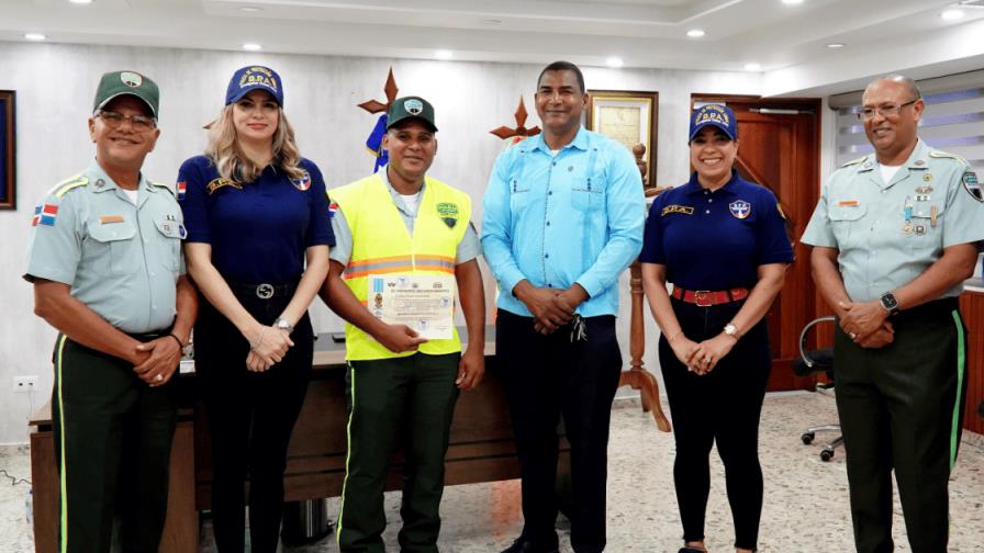 Reconocen a un agente de la Digesett que salvó un perro durante tormenta Franklin