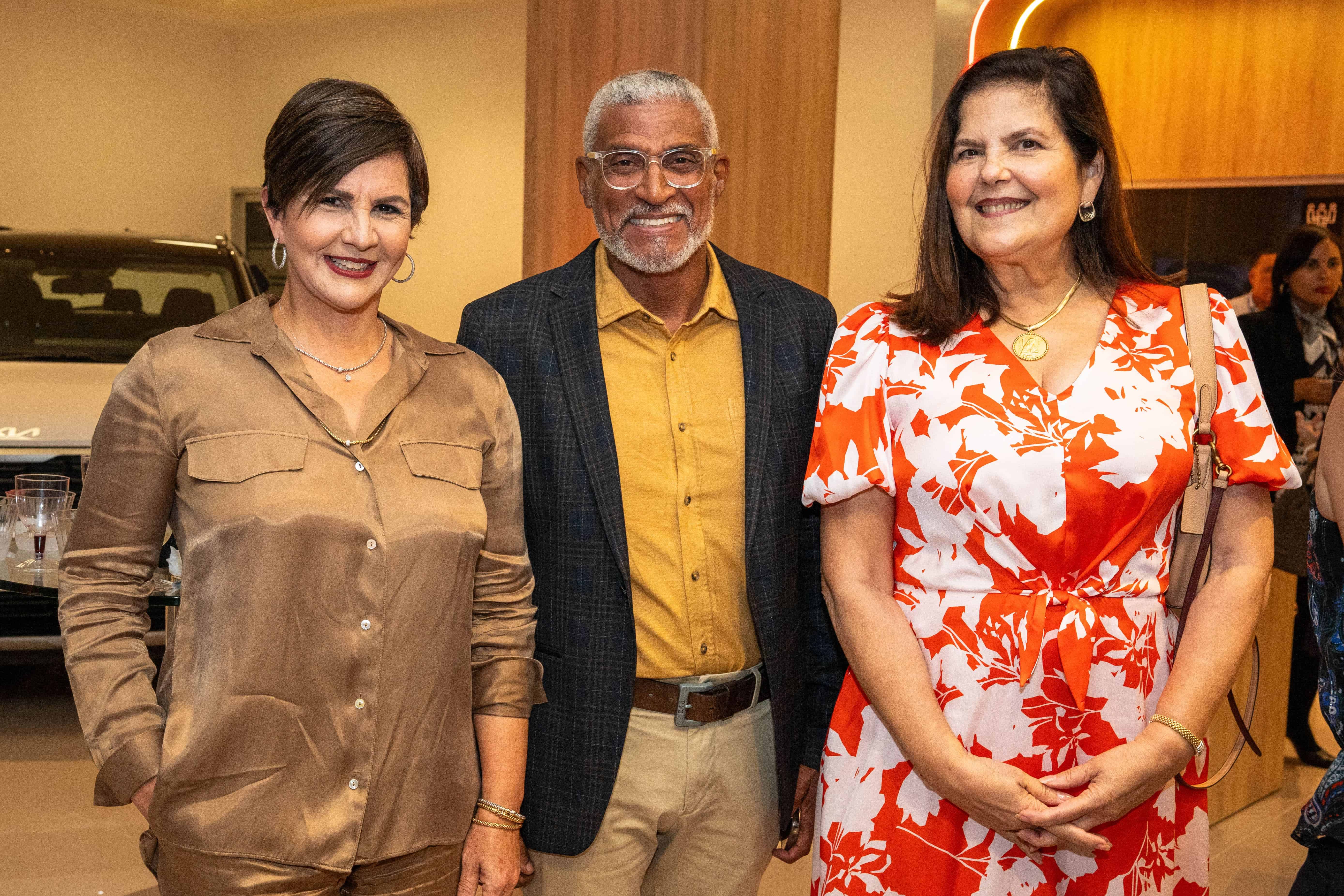 Gianni Paulino, Fidel Lopez y Sonia Villanueva de Brouwer.