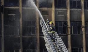 Incendio de edificio deja decenas de muertos en Johannesburgo