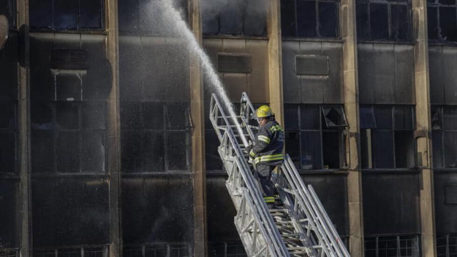 Incendio de edificio deja decenas de muertos en Johannesburgo
