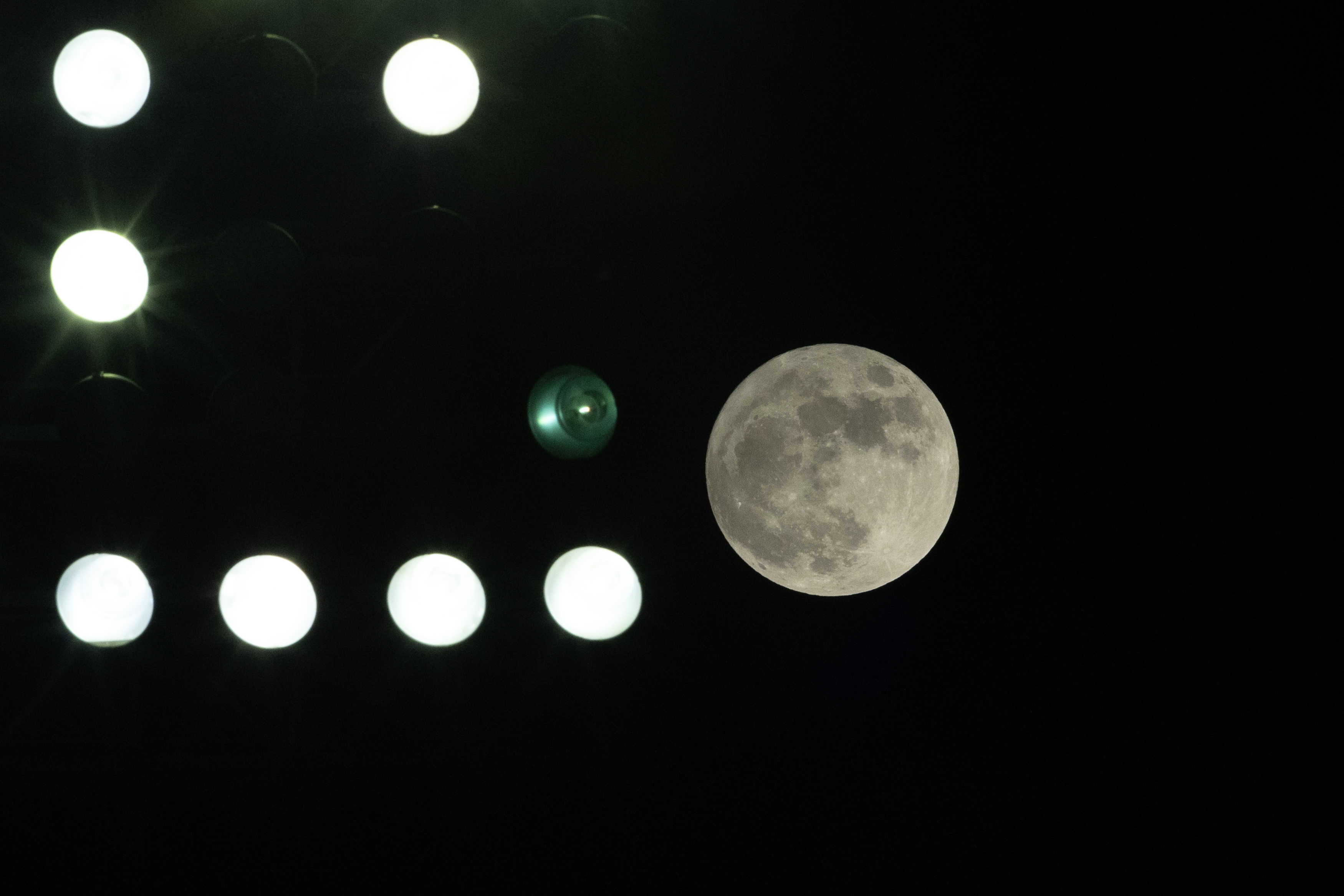 La superluna se asomó entre las luces artificiales del Estadio Olímpico Félix Sánchez
